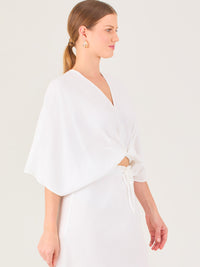 De tela ligera, escote en V y diseño suelto, es ideal para looks frescos y veraniegos. El nudo central le da un toque moderno y femenino.
