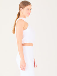 Blusa corta  con diseño cruzado en el escote que forma un tirante ancho asimétrico. Presenta un detalle drapeado sutil en el pecho y elástico en la parte inferior que ajusta a la cintura. Moderna y elegante, ideal para looks frescos y sofisticados

Detalles:

Color: Blanco

Material: 52% Lino 48% Rayon