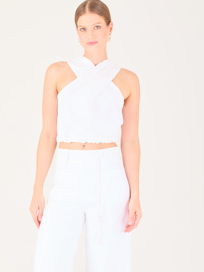 Blusa corta  con diseño cruzado en el escote que forma un tirante ancho asimétrico. Presenta un detalle drapeado sutil en el pecho y elástico en la parte inferior que ajusta a la cintura. Moderna y elegante, ideal para looks frescos y sofisticados

Detalles:

Color: Blanco

Material: 52% Lino 48% Rayon