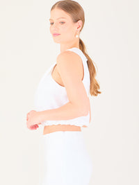 Blusa corta  con diseño cruzado en el escote que forma un tirante ancho asimétrico. Presenta un detalle drapeado sutil en el pecho y elástico en la parte inferior que ajusta a la cintura. Moderna y elegante, ideal para looks frescos y sofisticados

Detalles:

Color: Blanco

Material: 52% Lino 48% Rayon