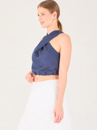 Blusa corta  con diseño cruzado en el escote que forma un tirante ancho asimétrico. Presenta un detalle drapeado sutil en el pecho y elástico en la parte inferior que ajusta a la cintura. Moderna y elegante, ideal para looks frescos y sofisticados

Detalles:

Color: navy

Material: 52% Lino 48% Rayon
