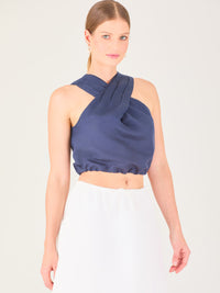 Blusa corta  con diseño cruzado en el escote que forma un tirante ancho asimétrico. Presenta un detalle drapeado sutil en el pecho y elástico en la parte inferior que ajusta a la cintura. Moderna y elegante, ideal para looks frescos y sofisticados

Detalles:

Color: navy

Material: 52% Lino 48% Rayon