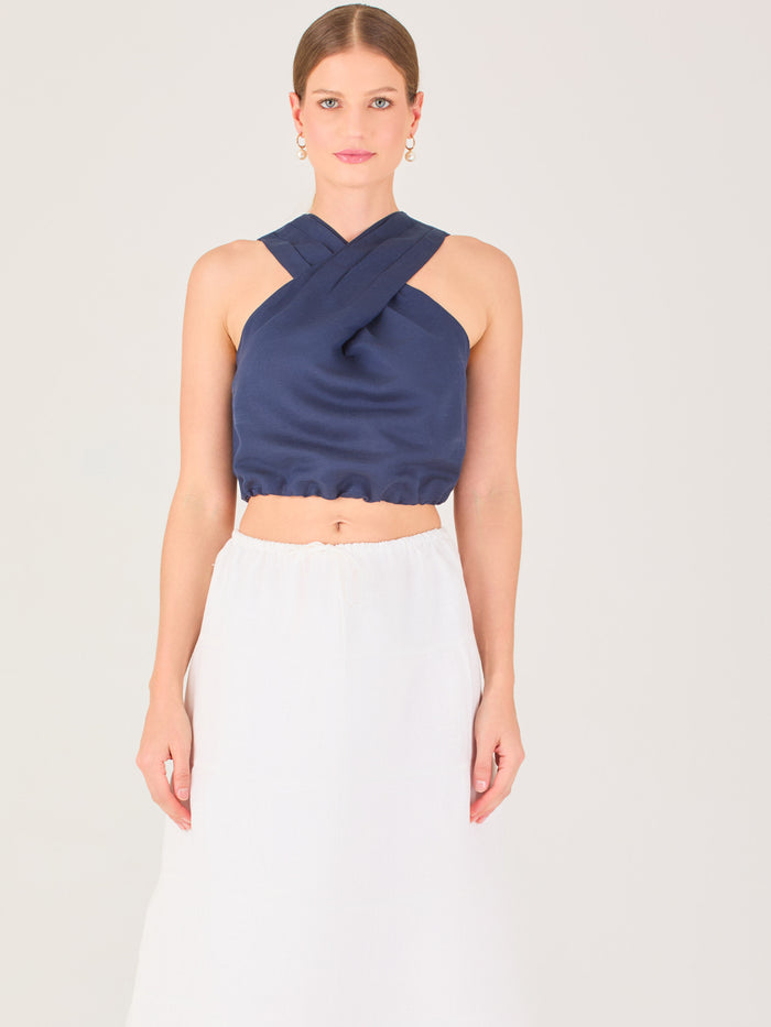 Blusa corta  con diseño cruzado en el escote que forma un tirante ancho asimétrico. Presenta un detalle drapeado sutil en el pecho y elástico en la parte inferior que ajusta a la cintura. Moderna y elegante, ideal para looks frescos y sofisticados

Detalles:

Color: navy

Material: 52% Lino 48% Rayon