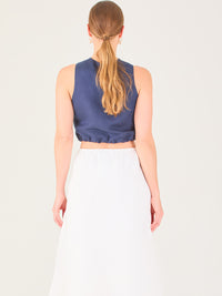 Blusa corta  con diseño cruzado en el escote que forma un tirante ancho asimétrico. Presenta un detalle drapeado sutil en el pecho y elástico en la parte inferior que ajusta a la cintura. Moderna y elegante, ideal para looks frescos y sofisticados

Detalles:

Color: navy

Material: 52% Lino 48% Rayon