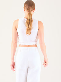 Blusa corta  con diseño cruzado en el escote que forma un tirante ancho asimétrico. Presenta un detalle drapeado sutil en el pecho y elástico en la parte inferior que ajusta a la cintura. Moderna y elegante, ideal para looks frescos y sofisticados

Detalles:

Color: Blanco

Material: 52% Lino 48% Rayon