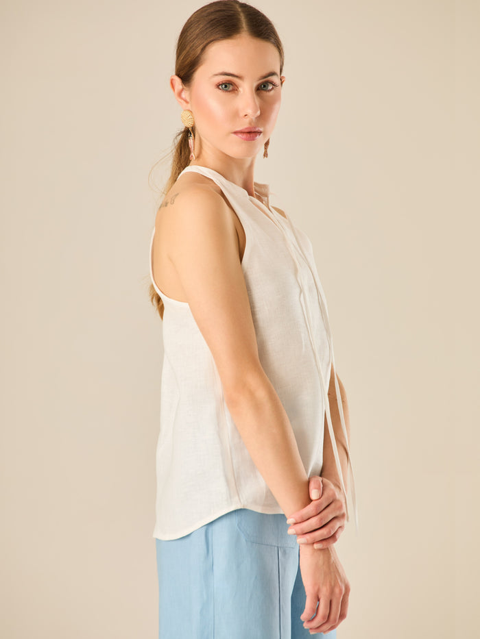 Blusa sin mangas de corte relajado con escote en "V" y delicado detalle de lazo que añade un toque sutil y femenino. Su diseño ligero y elegante la hace ideal para lograr un look fresco, moderno y atemporal

Detalles:

Color: Blanco