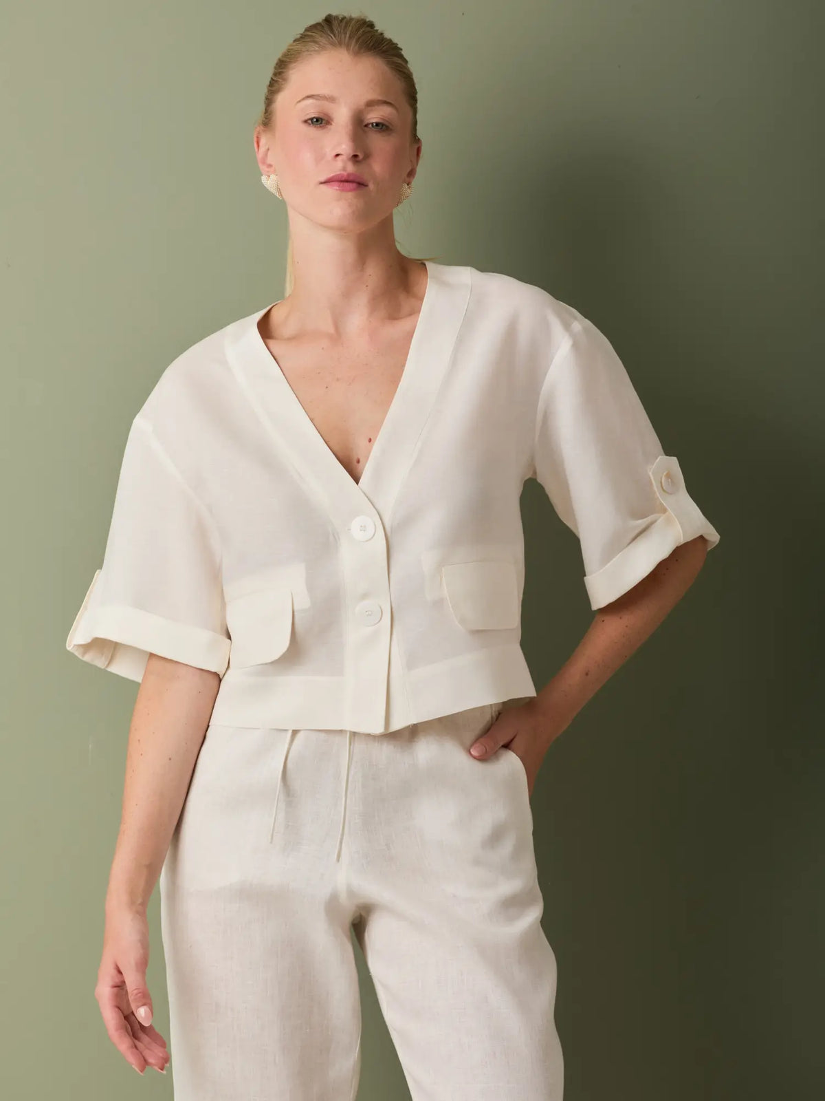 Blusa Blithe Blanco con bolsillos grandes y corte estructurado.