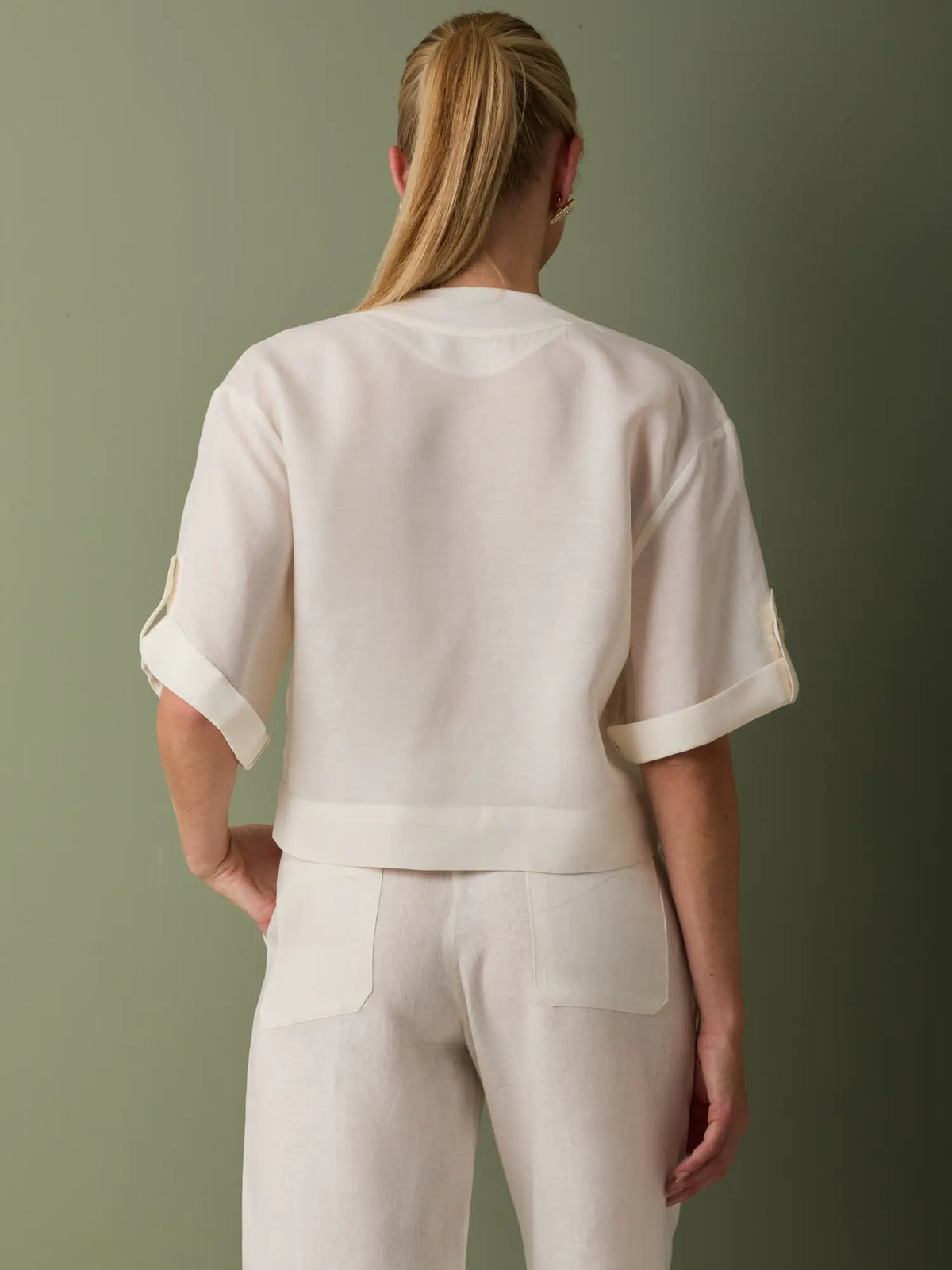 Blusa Blithe Blanco con diseño moderno y bolsillos decorativos.