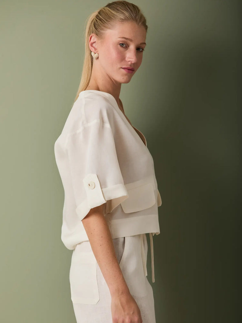 Blusa Blithe Blanco con escote en V, manga amplia.