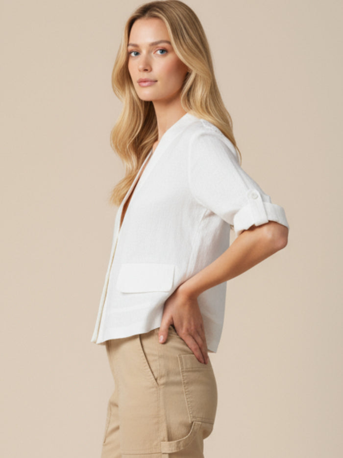 Blusa tipo blazer corto con escote en V y estructura ligera. Frente de dos botones que define sin apretar, mangas a medio brazo con vuelta y trabilla, y bolsillos con tapa. Largo a la cintura para equilibrar proporciones. Versátil y pulida: úsala abierta o cerrada con pantalón alto o falda

Detalles:

Color: Blanco
