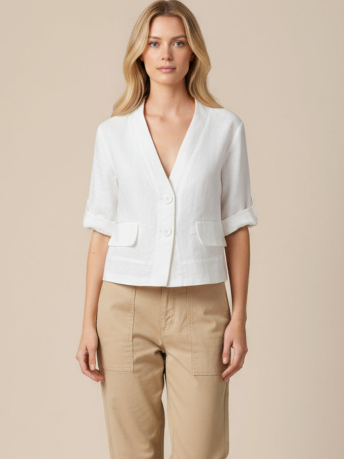 Blusa tipo blazer corto con escote en V y estructura ligera. Frente de dos botones que define sin apretar, mangas a medio brazo con vuelta y trabilla, y bolsillos con tapa. Largo a la cintura para equilibrar proporciones. Versátil y pulida: úsala abierta o cerrada con pantalón alto o falda

Detalles:

Color: Blanco