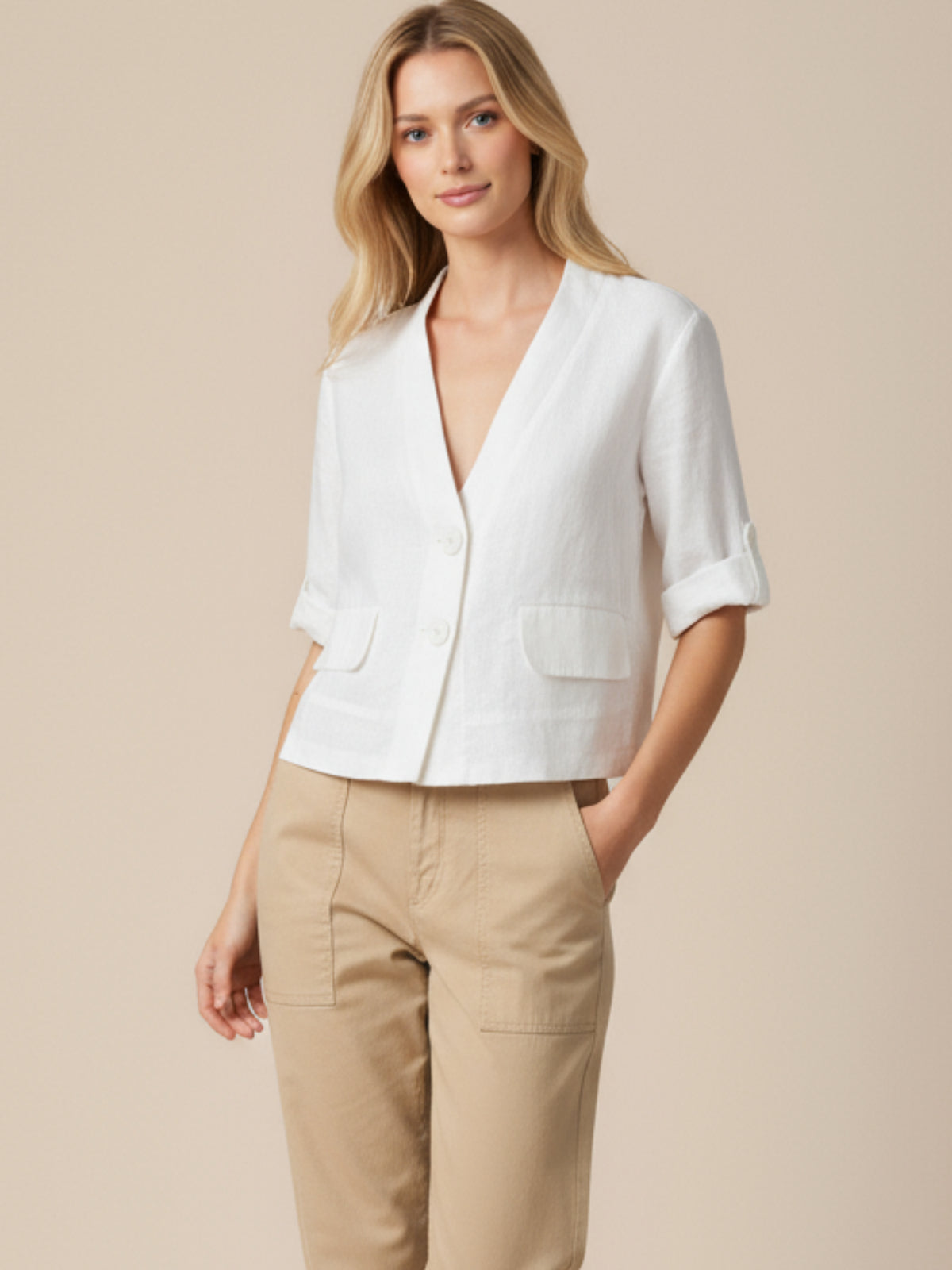 Blusa tipo blazer corto con escote en V y estructura ligera. Frente de dos botones que define sin apretar, mangas a medio brazo con vuelta y trabilla, y bolsillos con tapa. Largo a la cintura para equilibrar proporciones. Versátil y pulida: úsala abierta o cerrada con pantalón alto o falda

Detalles:

Color: Blanco