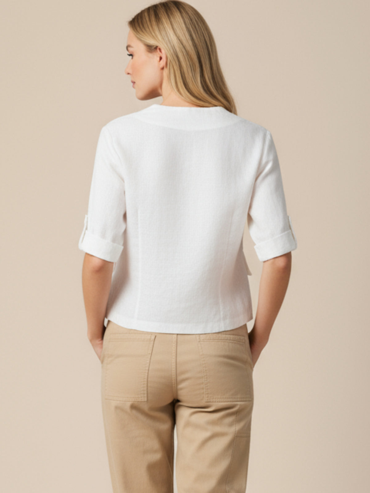 Blusa tipo blazer corto con escote en V y estructura ligera. Frente de dos botones que define sin apretar, mangas a medio brazo con vuelta y trabilla, y bolsillos con tapa. Largo a la cintura para equilibrar proporciones. Versátil y pulida: úsala abierta o cerrada con pantalón alto o falda

Detalles:

Color: Blanco