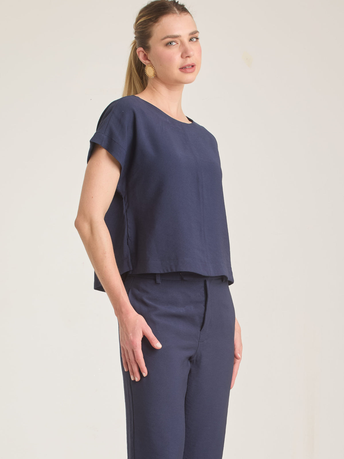 Blusa Bonne Azul de manga corta con diseño minimalista.