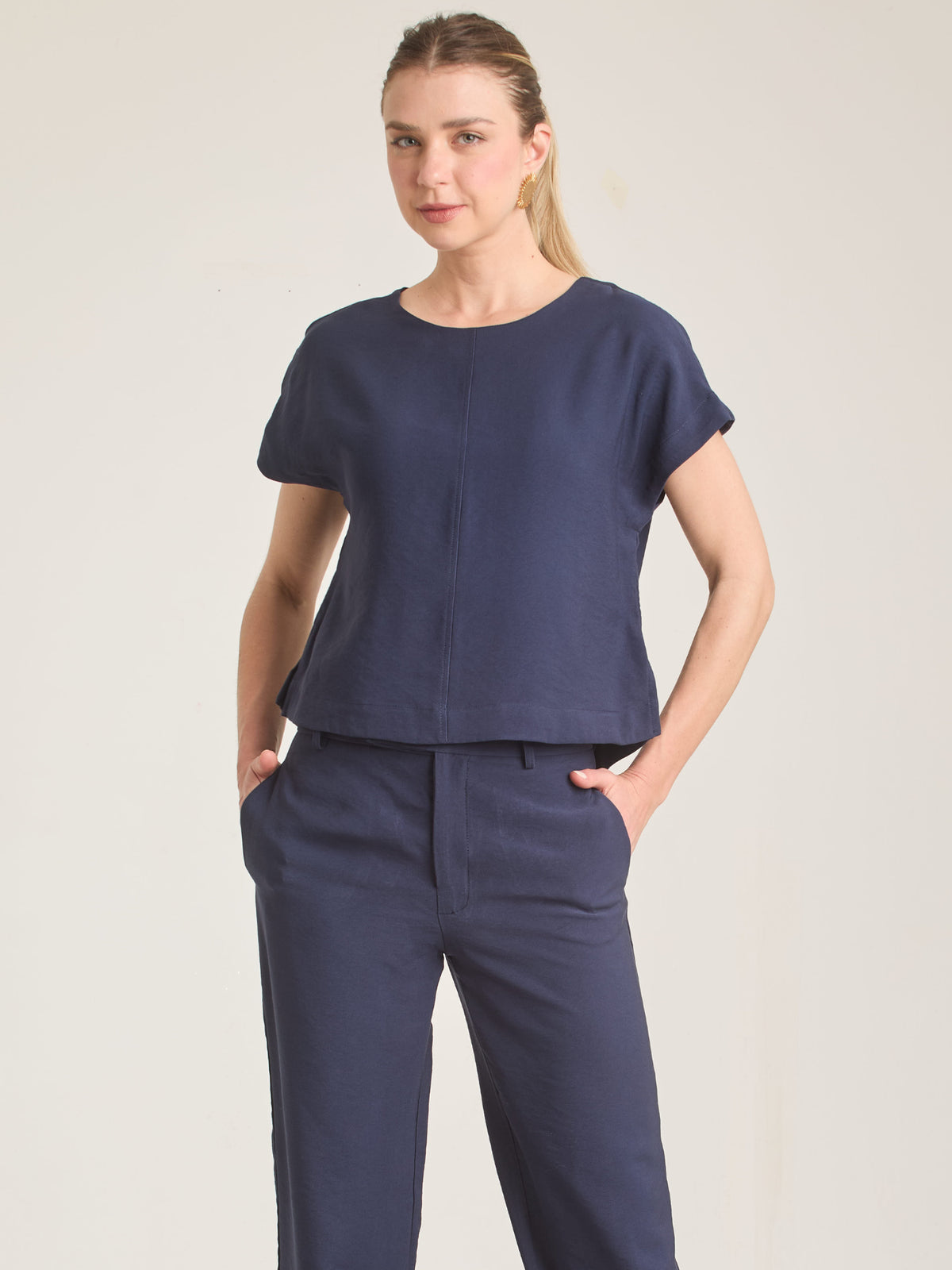 Blusa Bonne Azul  con corte recto y estilo elegante ideal para looks frescos y modernos.
