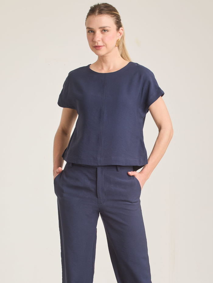 Blusa Bonne Azul  con corte recto y estilo elegante ideal para looks frescos y modernos.