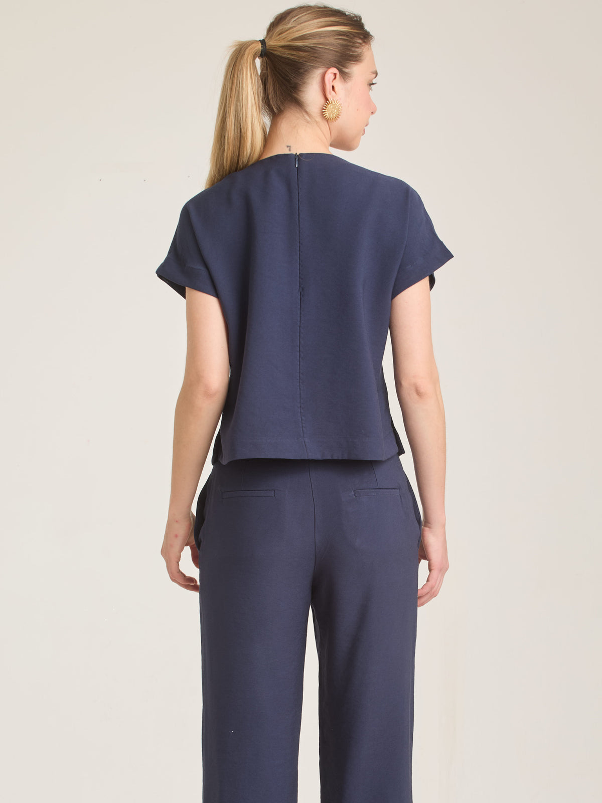 Blusa Bonne Azul  ligera y versátil ideal para outfits de verano y entretiempo.