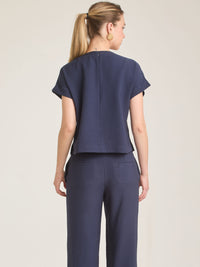 Blusa Bonne Azul  ligera y versátil ideal para outfits de verano y entretiempo.