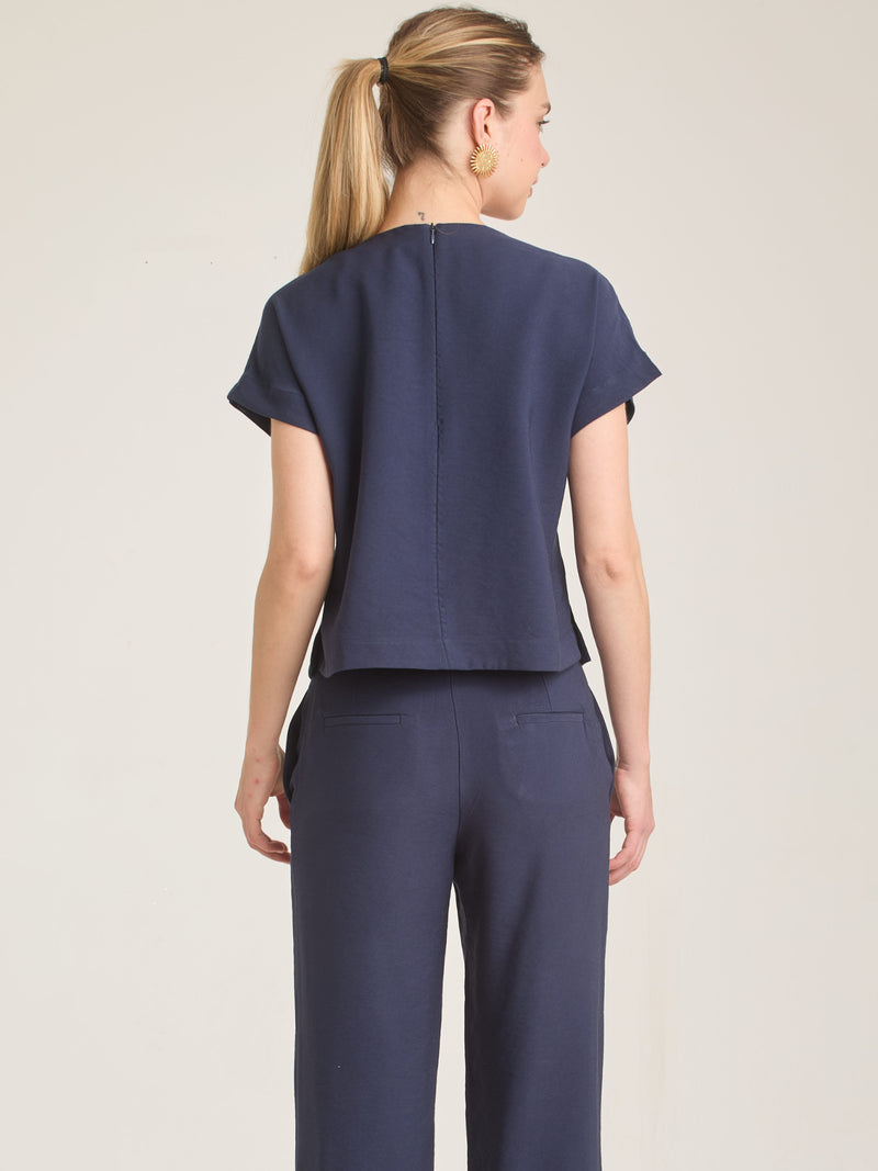 Blusa Bonne Azul  ligera y versátil ideal para outfits de verano y entretiempo.