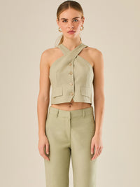 Chaleco corto con escote halter cruzado y cierre frontal con botones, ideal para un look moderno y sofisticado. Su diseño estructurado realza la figura con elegancia, perfecto para combinar con prendas de tiro alto y crear conjuntos contemporáneos con personalidad.

Detalles:

Color: Verde