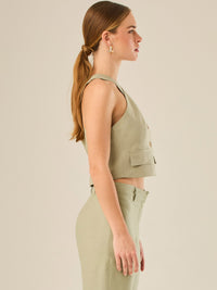 Chaleco corto con escote halter cruzado y cierre frontal con botones, ideal para un look moderno y sofisticado. Su diseño estructurado realza la figura con elegancia, perfecto para combinar con prendas de tiro alto y crear conjuntos contemporáneos con personalidad.

Detalles:

Color: Verde