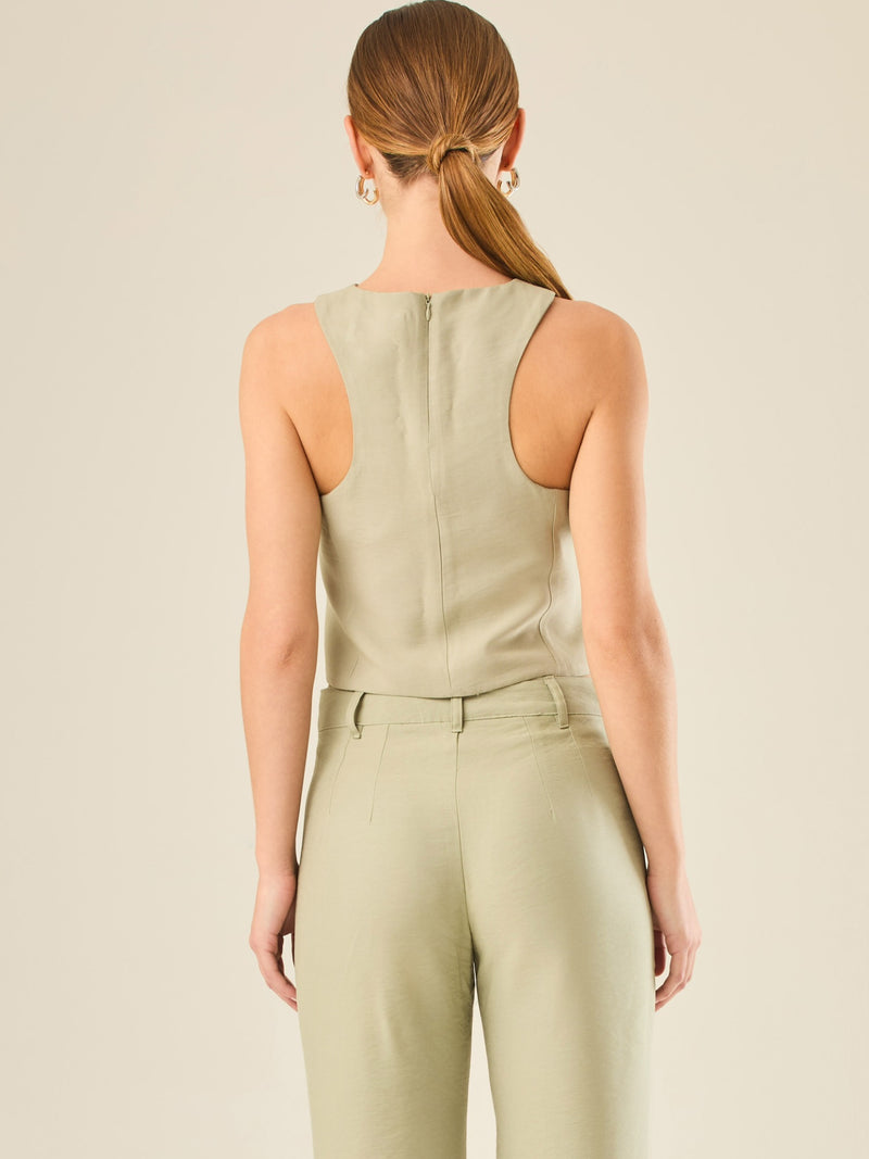 Chaleco corto con escote halter cruzado y cierre frontal con botones, ideal para un look moderno y sofisticado. Su diseño estructurado realza la figura con elegancia, perfecto para combinar con prendas de tiro alto y crear conjuntos contemporáneos con personalidad.

Detalles:

Color: Verde