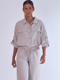 Relajada pero estructurada, esta blusa de silueta amplia combina un diseño utilitario con detalles refinados. Presenta bolsillos de solapa en el pecho, mangas con opción de ajuste y una botonadura dorada que aporta un toque de brillo sutil. Ideal para estilismos casuales con elegancia natural, o para elevar conjuntos relajados con una prenda clave y atemporal.