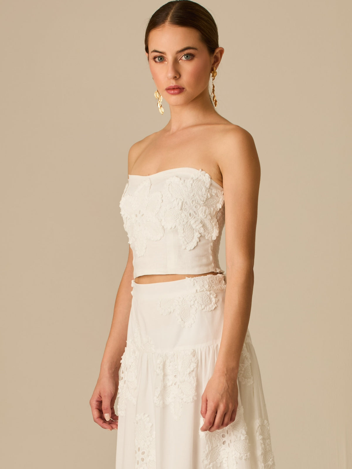 Blusa tipo top strapless con bordado floral en relieve, de silueta ajustada y femenina. Su diseño delicado y elegante la hace perfecta para combinar con prendas de talle alto y crear un look sofisticado con encanto artesanal.

Detalles:

Color: Blanco