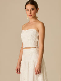 Blusa tipo top strapless con bordado floral en relieve, de silueta ajustada y femenina. Su diseño delicado y elegante la hace perfecta para combinar con prendas de talle alto y crear un look sofisticado con encanto artesanal.

Detalles:

Color: Blanco