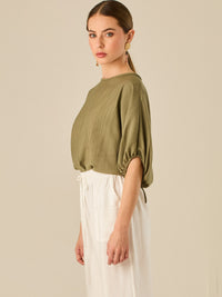 Blusa de caída ligera con detalle acanalado y mangas abullonadas ajustables. Su estilo relajado y delicado la convierte en una prenda versátil y sofisticada, perfecta para elevar looks cotidianos con elegancia sutil.

Detalles:

Color: Olivo