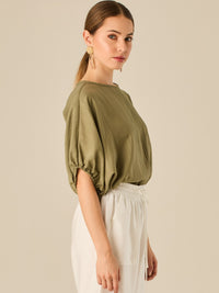 Blusa de caída ligera con detalle acanalado y mangas abullonadas ajustables. Su estilo relajado y delicado la convierte en una prenda versátil y sofisticada, perfecta para elevar looks cotidianos con elegancia sutil.

Detalles:

Color: Olivo