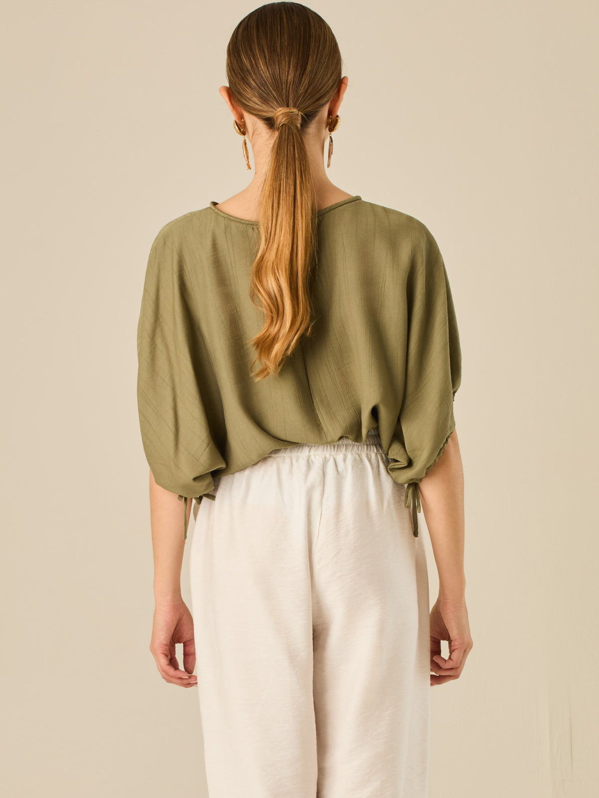 Blusa de caída ligera con detalle acanalado y mangas abullonadas ajustables. Su estilo relajado y delicado la convierte en una prenda versátil y sofisticada, perfecta para elevar looks cotidianos con elegancia sutil.

Detalles:

Color: Olivo