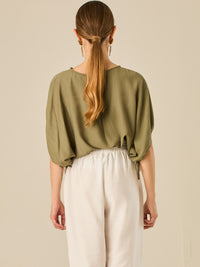 Blusa de caída ligera con detalle acanalado y mangas abullonadas ajustables. Su estilo relajado y delicado la convierte en una prenda versátil y sofisticada, perfecta para elevar looks cotidianos con elegancia sutil.

Detalles:

Color: Olivo