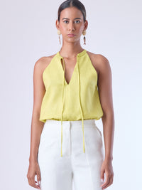 Blusa sin mangas de corte relajado con escote en "V" y delicado detalle de lazo que añade un toque sutil y femenino. Su diseño ligero y elegante la hace ideal para lograr un look fresco, moderno y atemporal

Detalles:

Color: Amarillo