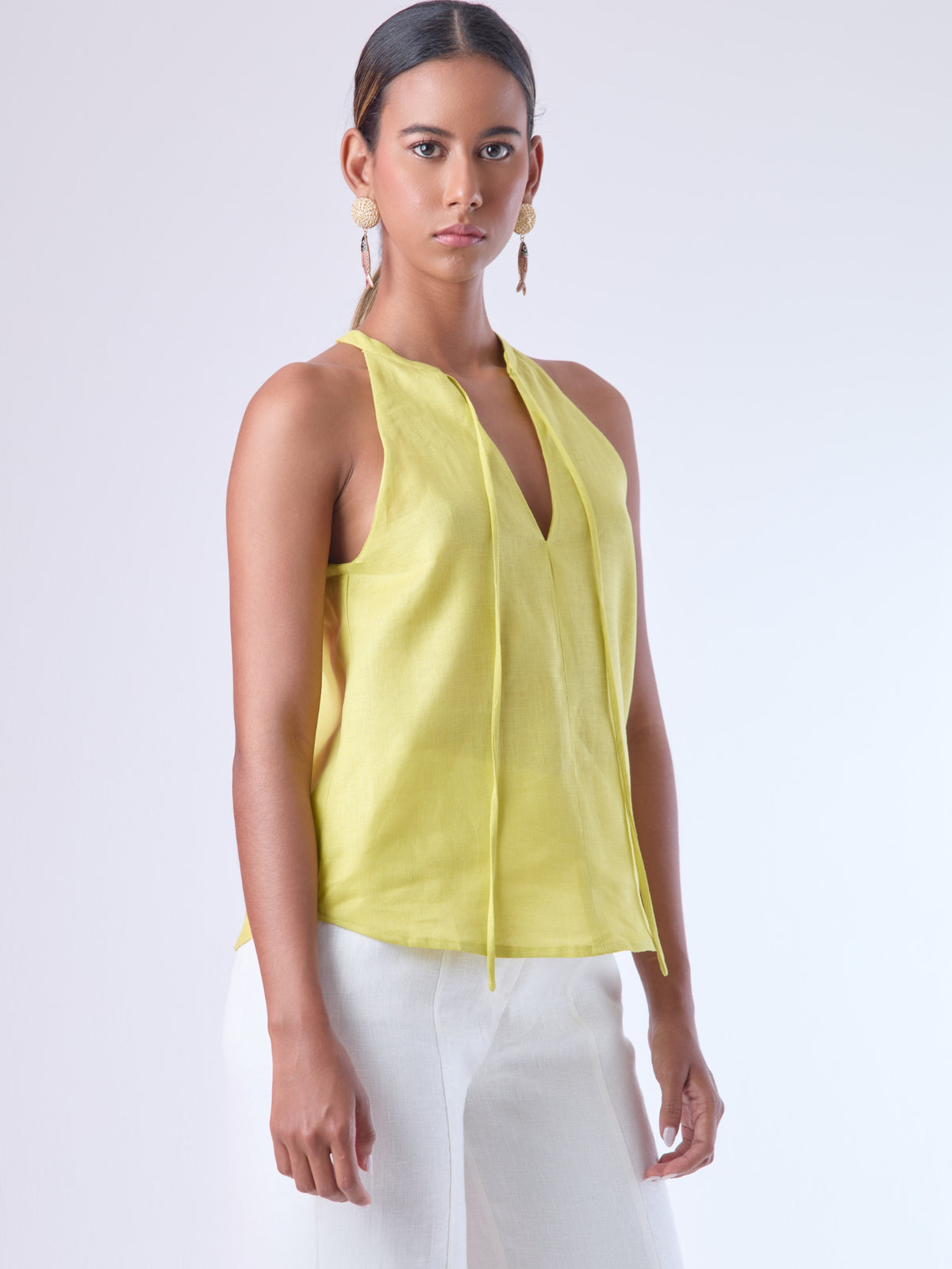 Blusa sin mangas de corte relajado con escote en "V" y delicado detalle de lazo que añade un toque sutil y femenino. Su diseño ligero y elegante la hace ideal para lograr un look fresco, moderno y atemporal

Detalles:

Color: Amarillo