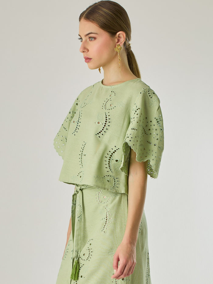 Blusa de silueta recta con delicados bordados en todo el tejido. Sus mangas cortas de acabado ondulado aportan un aire femenino y romántico. El diseño incluye detalles calados que aportan textura y ligereza, convirtiéndola en una prenda ideal para looks frescos y sofisticados.

Detalles:

Color: Verde

Material: 70% Rayón 30% Lino