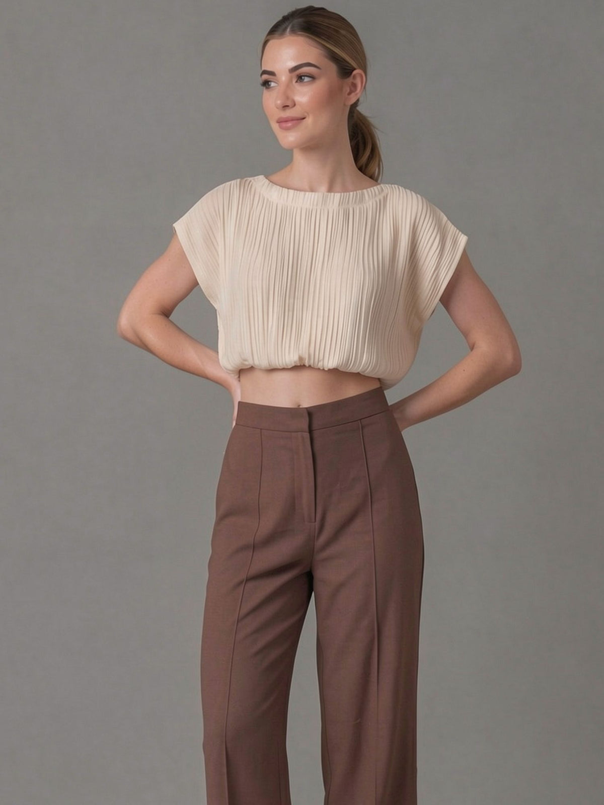Blusa plisada beige para mujer con diseño elegante y ligero. Perfecta para crear looks sofisticados combinándola con pantalones de vestir o faldas para ocasiones formales o casuales.