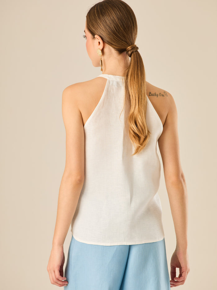 Blusa sin mangas de corte relajado con escote en "V" y delicado detalle de lazo que añade un toque sutil y femenino. Su diseño ligero y elegante la hace ideal para lograr un look fresco, moderno y atemporal

Detalles:

Color: Blanco