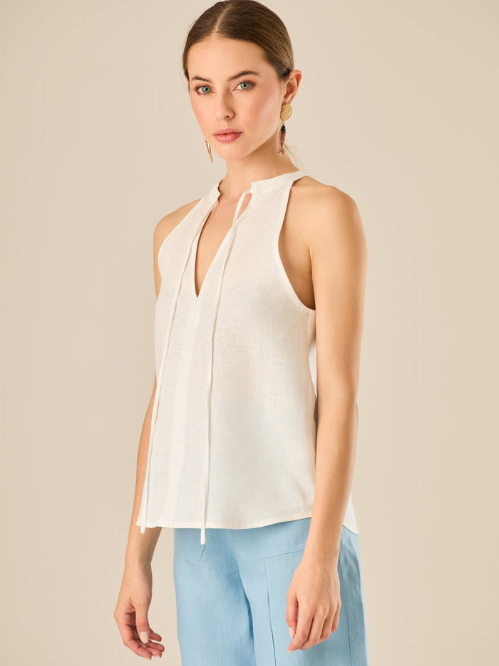 Blusa sin mangas de corte relajado con escote en "V" y delicado detalle de lazo que añade un toque sutil y femenino. Su diseño ligero y elegante la hace ideal para lograr un look fresco, moderno y atemporal

Detalles:

Color: Blanco