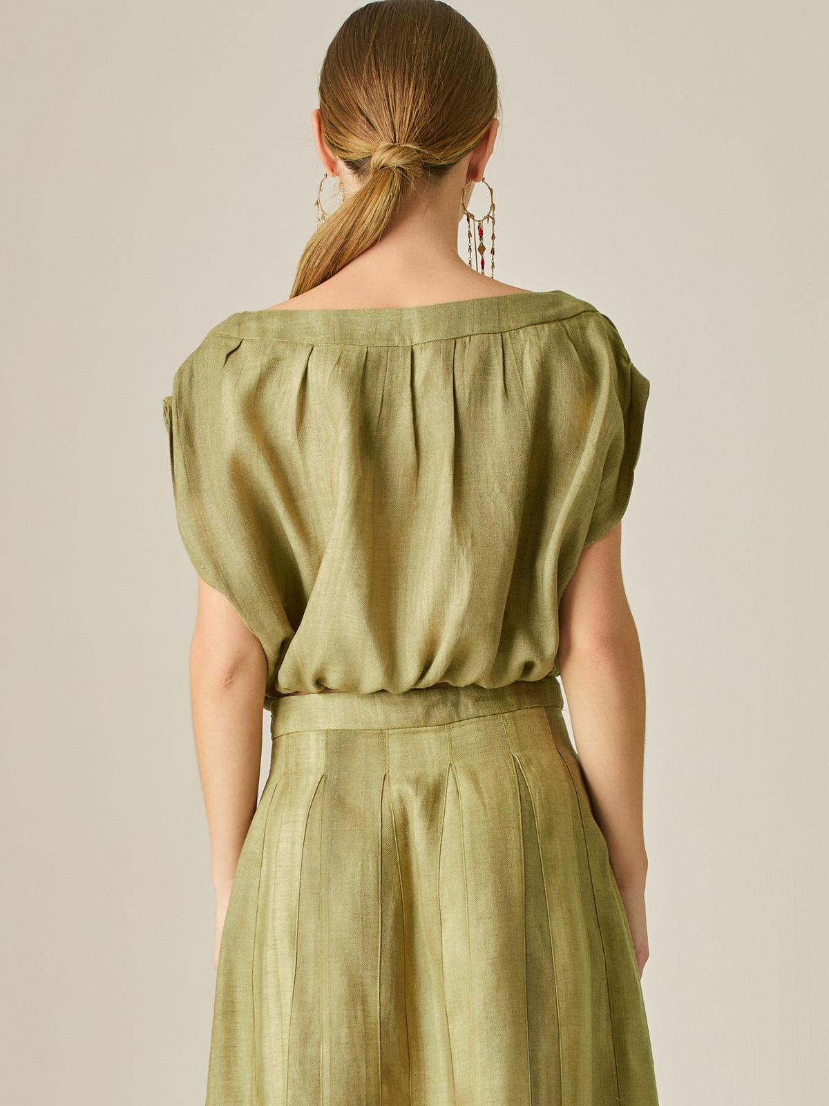 Blusa de escote recto con pliegues frontales y mangas caídas que aportan un aire relajado y elegante. Su silueta suelta y textura ligera la convierten en una prenda versátil y sofisticada, perfecta para elevar cualquier look con naturalidad.

Detalles:

Color: Camel

Material: 75% Tencel 25% Lino