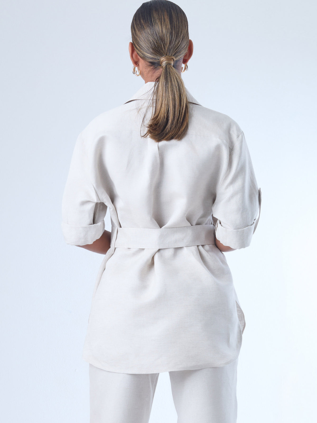 Estructurada y versátil, esta sobrecamisa de corte recto incorpora un cinturón que define la cintura y realza la silueta. Con bolsillos tipo parche en el pecho, manga con ajuste y botonadura clásica, es una prenda ideal para looks monocromáticos, estilismos urbanos o conjuntos sofisticados de inspiración utilitaria. Perfecta como pieza central de un outfit cómodo y elegante.
