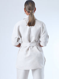 Estructurada y versátil, esta sobrecamisa de corte recto incorpora un cinturón que define la cintura y realza la silueta. Con bolsillos tipo parche en el pecho, manga con ajuste y botonadura clásica, es una prenda ideal para looks monocromáticos, estilismos urbanos o conjuntos sofisticados de inspiración utilitaria. Perfecta como pieza central de un outfit cómodo y elegante.
