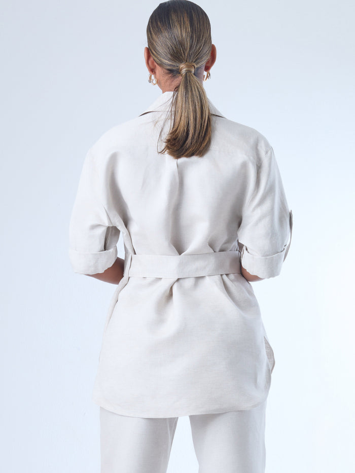 Estructurada y versátil, esta sobrecamisa de corte recto incorpora un cinturón que define la cintura y realza la silueta. Con bolsillos tipo parche en el pecho, manga con ajuste y botonadura clásica, es una prenda ideal para looks monocromáticos, estilismos urbanos o conjuntos sofisticados de inspiración utilitaria. Perfecta como pieza central de un outfit cómodo y elegante.
