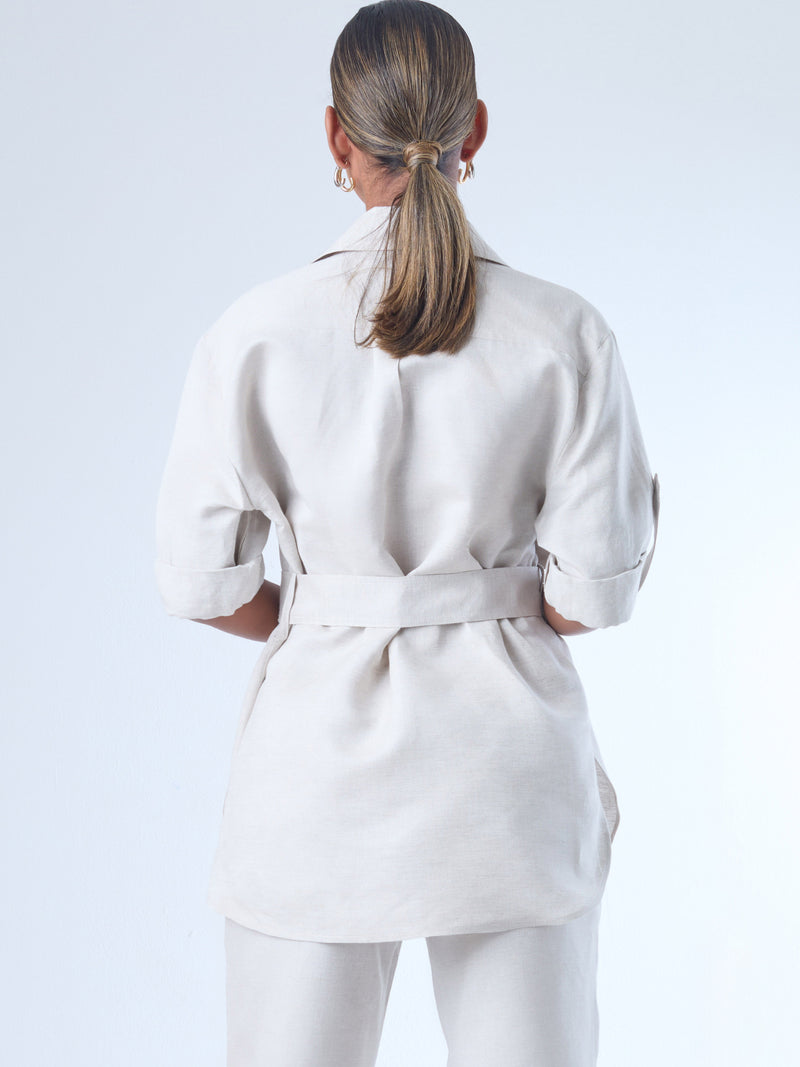 Estructurada y versátil, esta sobrecamisa de corte recto incorpora un cinturón que define la cintura y realza la silueta. Con bolsillos tipo parche en el pecho, manga con ajuste y botonadura clásica, es una prenda ideal para looks monocromáticos, estilismos urbanos o conjuntos sofisticados de inspiración utilitaria. Perfecta como pieza central de un outfit cómodo y elegante.