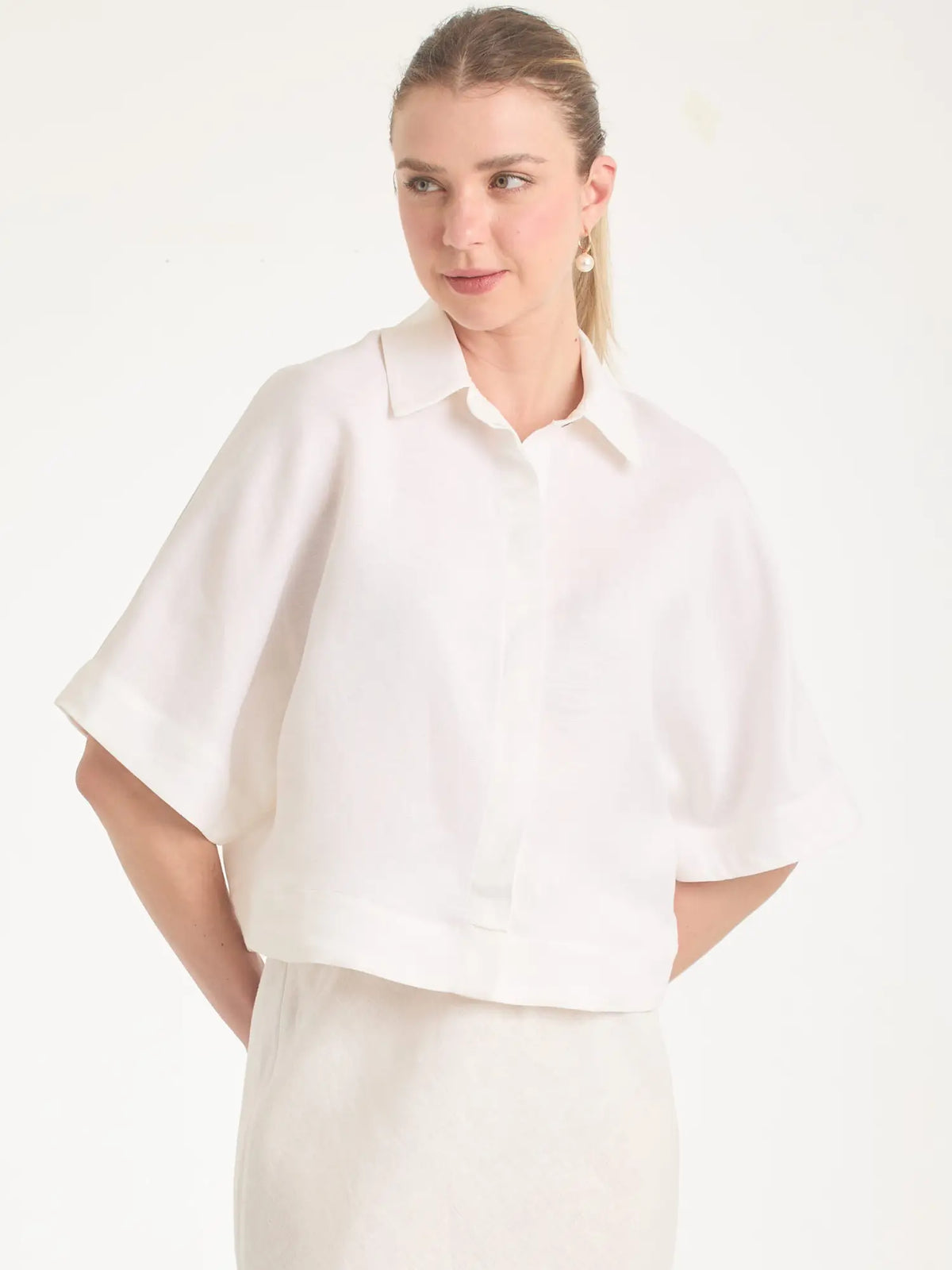 Blusa de lino blanca con manga amplia y estilo moderno