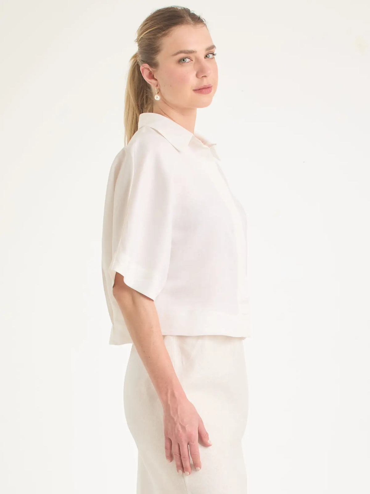 Blusa Genoveva Sand blanca de lino con diseño minimalista y manga amplia para mujer.