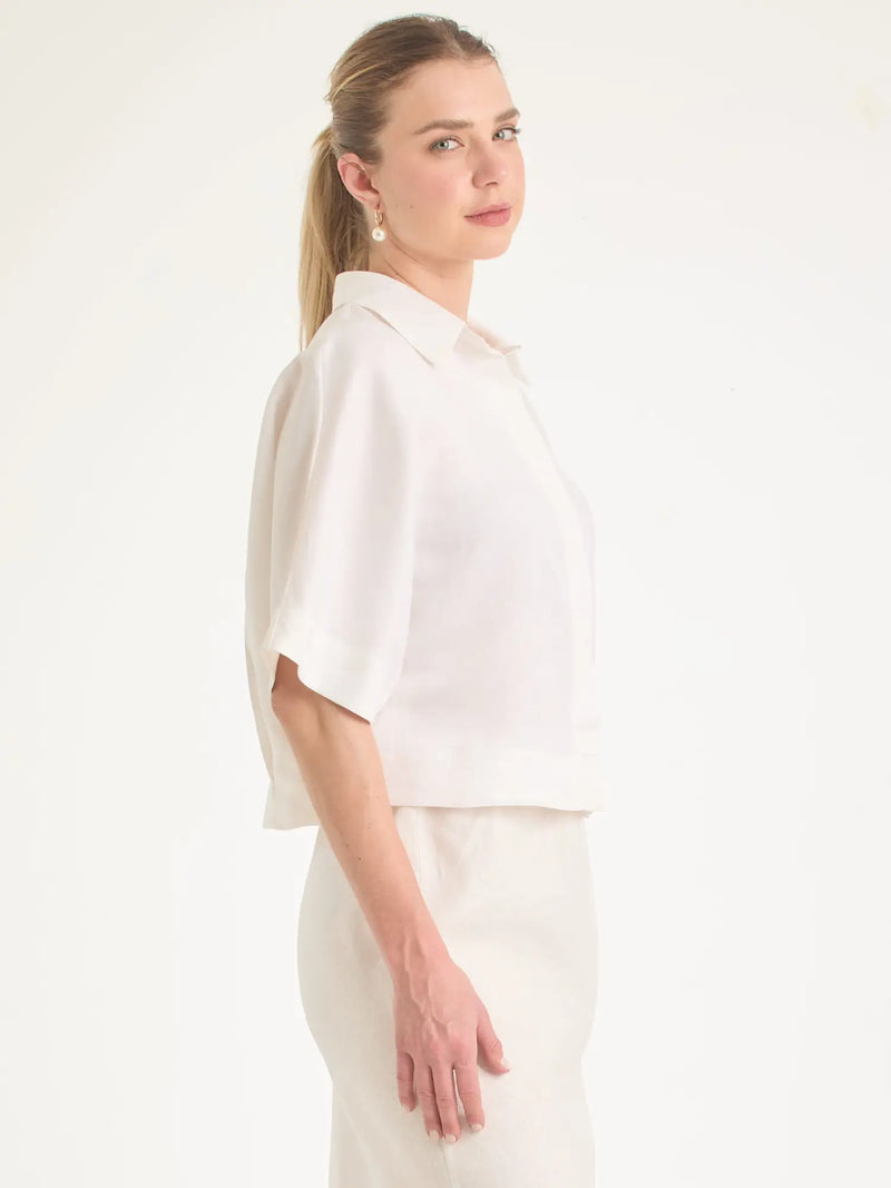 Blusa Genoveva Sand blanca de lino con diseño minimalista y manga amplia para mujer.