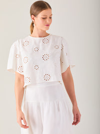 Blusa tipo crop de silueta recta con mangas cortas amplias. Presenta bordado floral calado que aporta un toque fresco y delicado, ideal para looks veraniegos y relajados

Detalles:

Color: Blanco

Material: 70% Rayon 30% Lino