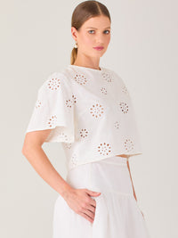 Blusa tipo crop de silueta recta con mangas cortas amplias. Presenta bordado floral calado que aporta un toque fresco y delicado, ideal para looks veraniegos y relajados

Detalles:

Color: Blanco

Material: 70% Rayon 30% Lino