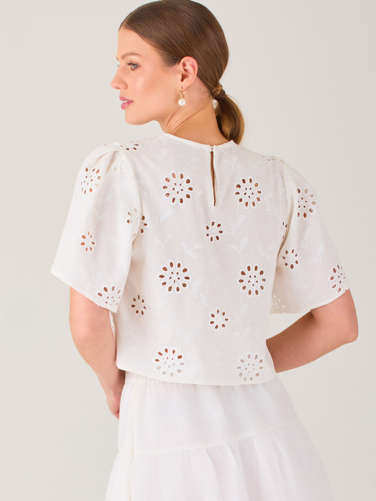 Blusa tipo crop de silueta recta con mangas cortas amplias. Presenta bordado floral calado que aporta un toque fresco y delicado, ideal para looks veraniegos y relajados

Detalles:

Color: Blanco

Material: 70% Rayon 30% Lino